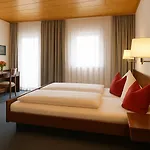 Hotel-restaurant Zum Kirschbaum וירצבורג