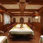 Hotel-restaurant Zum Kirschbaum וירצבורג