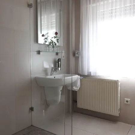 Отель Hotel-restaurant Zum Kirschbaum